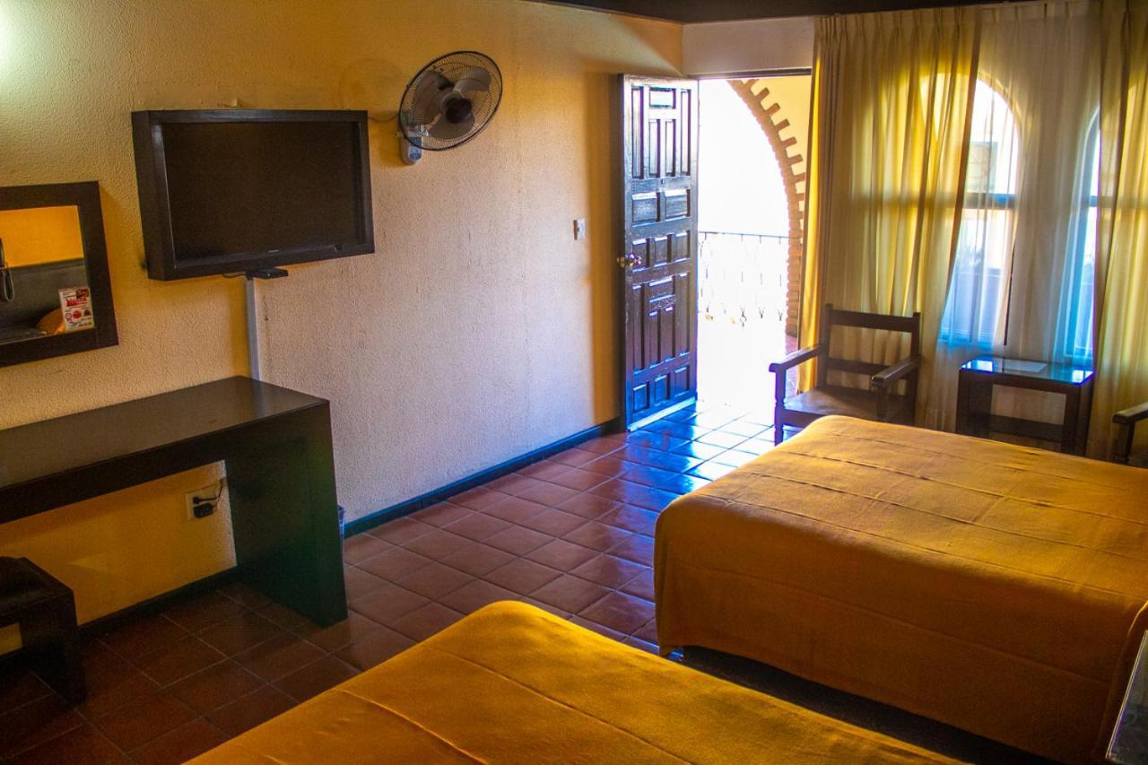 Hotel Villa Capri Morelia Bagian luar foto